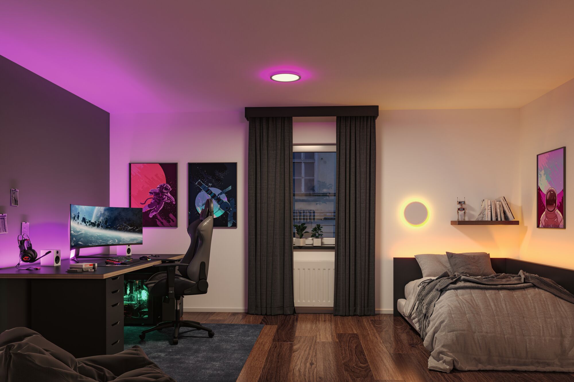 Modernes Schlafzimmer mit LED-Deckenleuchte und Wandlampe in warmem und violettem Licht, Holzfußboden