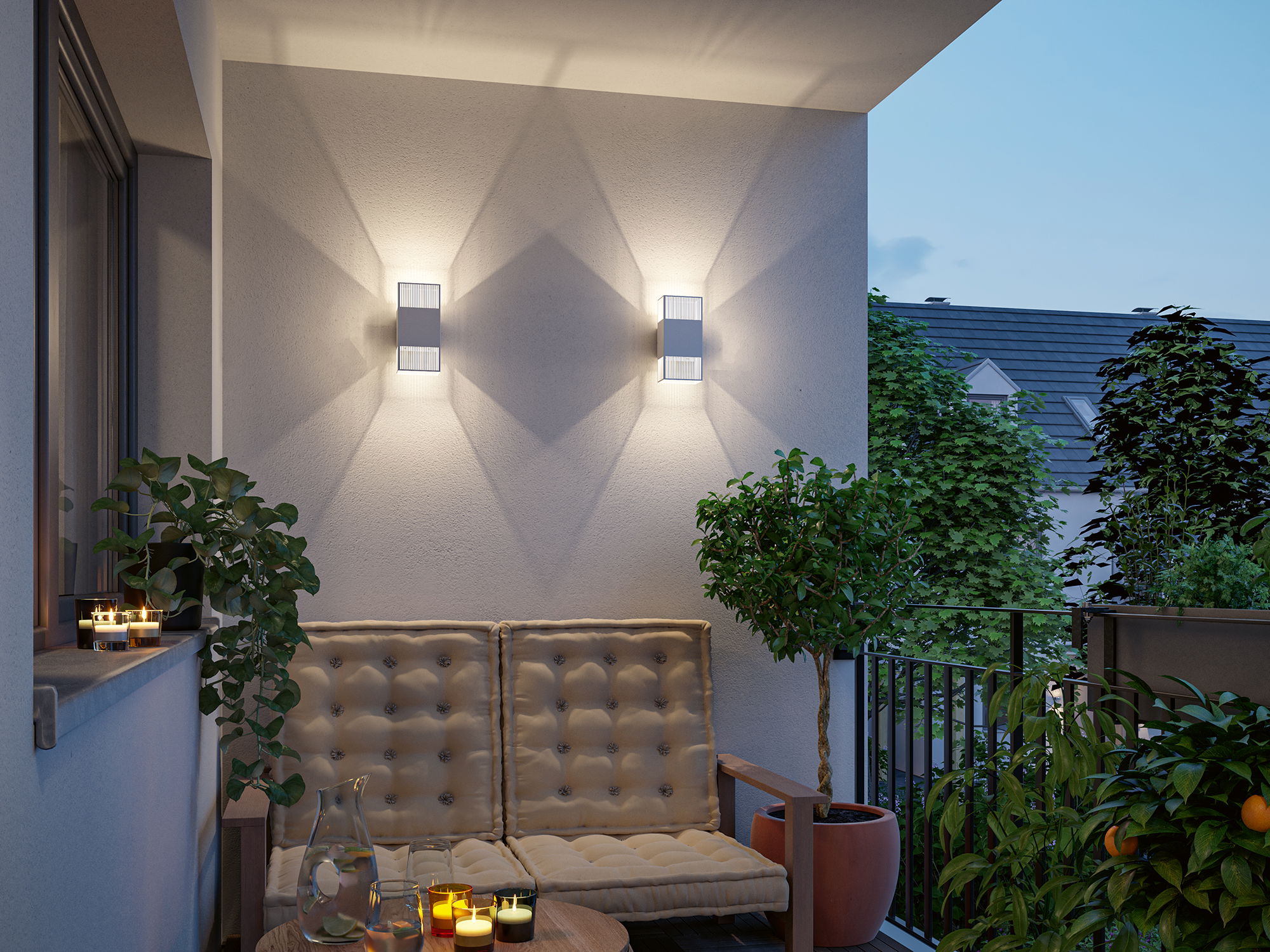 Moderner Außenbereich mit zwei weißen Wandlampen aus Metall und gemütlicher Sitzbank mit Kissen