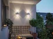 Appliques murales extérieures blanches en métal avec motif lumineux décoratif sur balcon au crépuscule