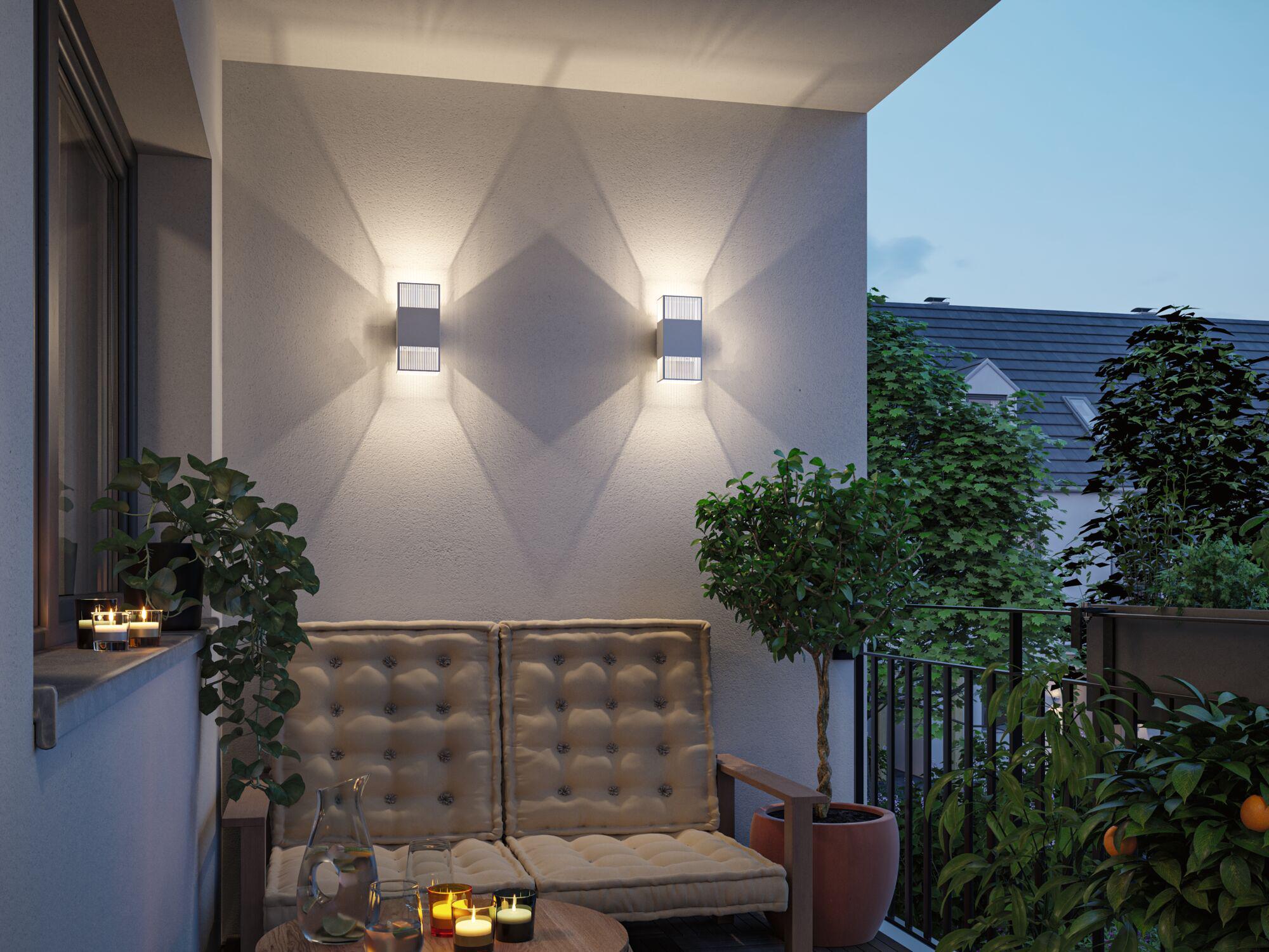 Appliques murales extérieures blanches en métal avec motif lumineux décoratif sur balcon au crépuscule