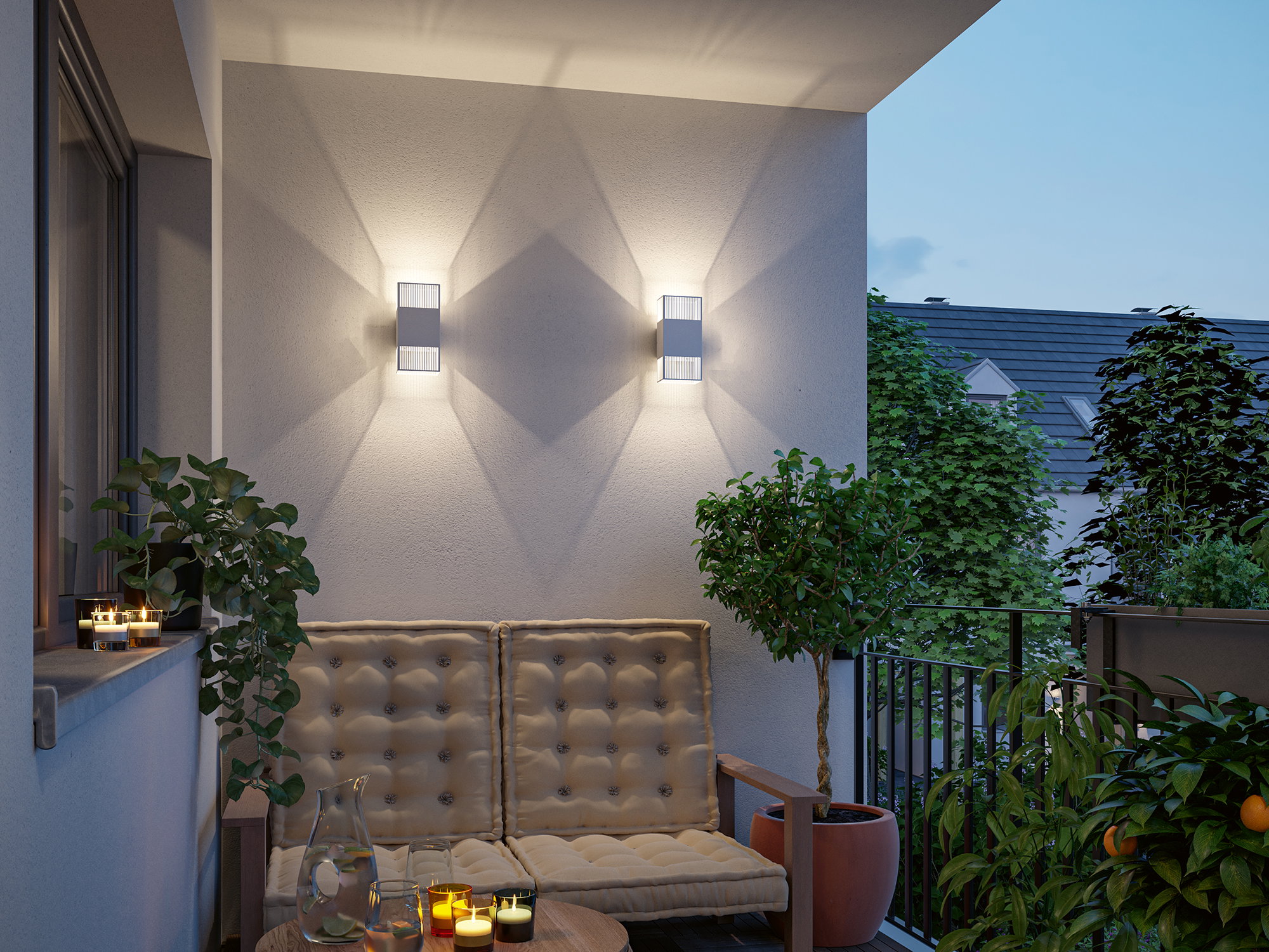 Moderne weiße Außenwandleuchten aus Metall mit dekorativem Lichtmuster auf Balkonwand bei Abendlicht