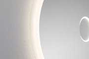 Rundes Wandspiegel mit LED-Beleuchtung und strukturierter weißer Wand im Hintergrund