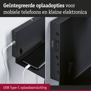 Zwarte wandhouder met geïntegreerde USB Type-C oplaadaansluiting voor mobiele telefoons en kleine elektronica