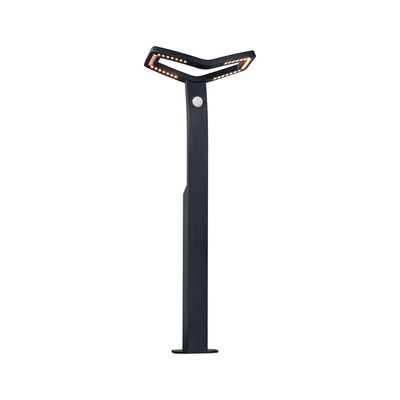Zwarte LED-buitenlamp met bewegingssensor en modern design voor tuin- en padverlichting