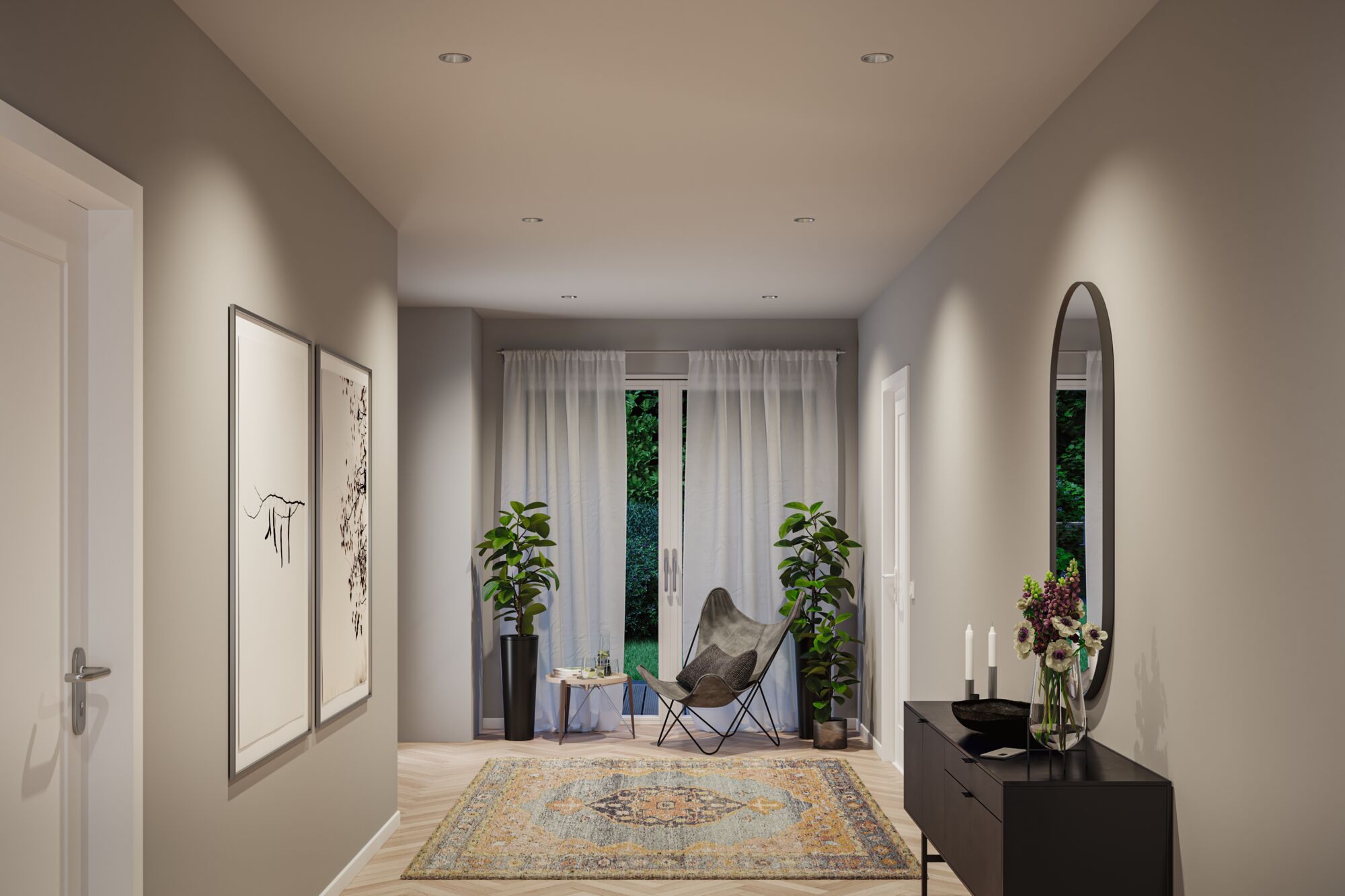 Couloir moderne avec murs gris, tapis à motifs, plantes, buffet noir avec miroir et fleurs.