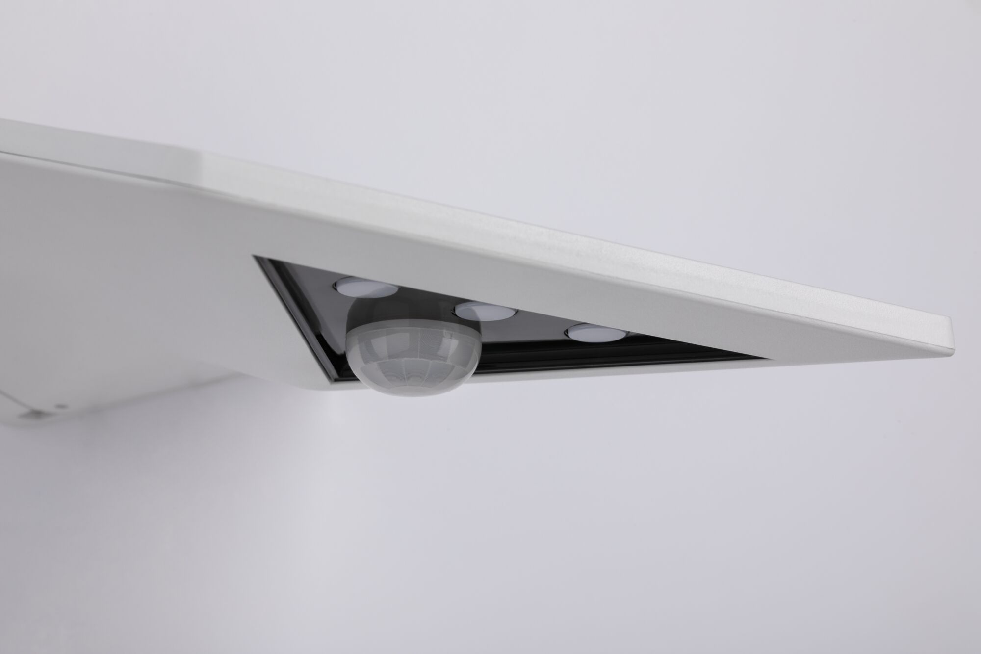 Witte plafondlamp met geïntegreerde bewegingssensor en drie detectors voor slimme verlichting