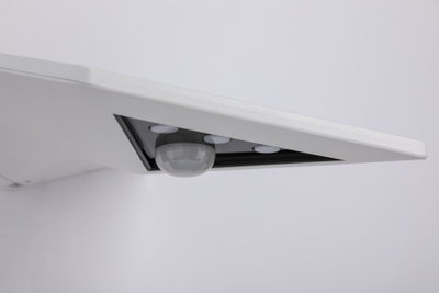 Plafonnier blanc avec détecteur de mouvement intégré et trois capteurs pour éclairage intelligent