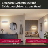 Moderne weiße Wandleuchten erzeugen besondere Lichteffekte im Eingangsbereich und Wohnzimmer.