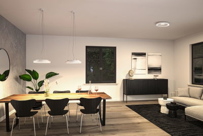 Moderne spisestue med træbord, sorte stole og hvide Paulmann LED-loftslamper til belysning i stuen.