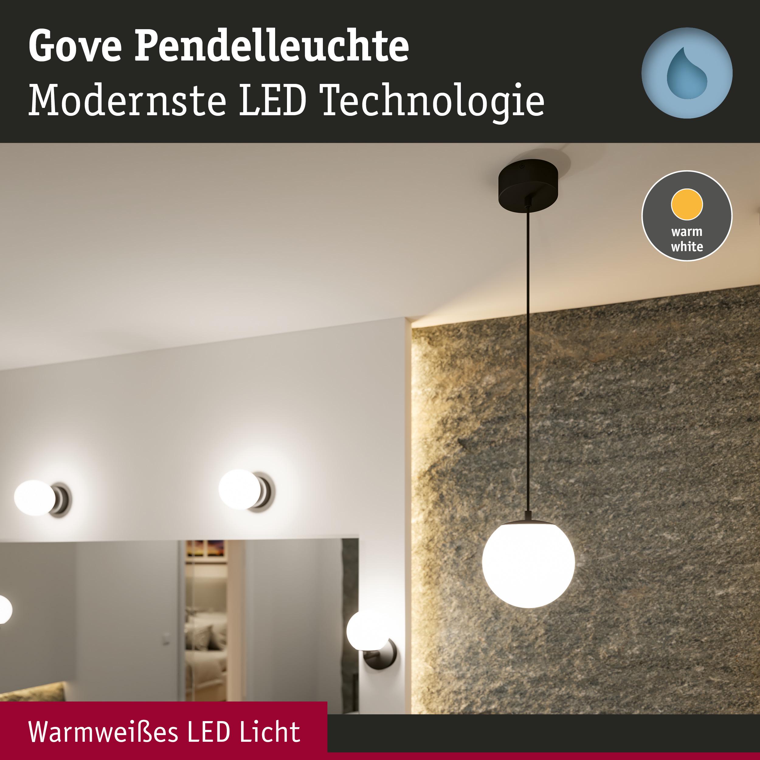 Gove Pendelleuchte mit warmweißem LED Licht und schwarzem Kabel vor grauer Steinwand