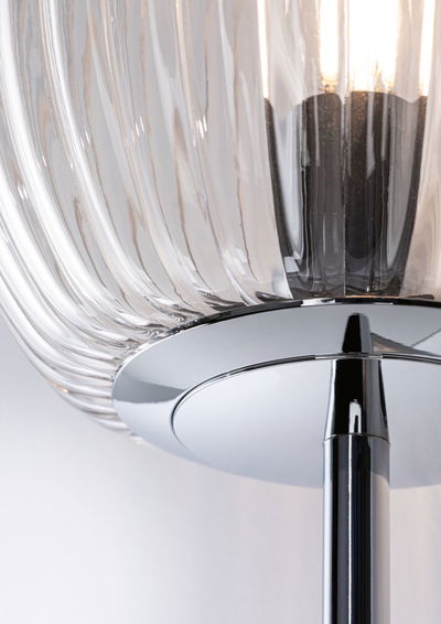 Lampadaire moderne en verre cannelé transparent avec base en métal chromé pour un éclairage élégant