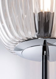 Moderner Stehleuchter mit klarem geripptem Glas und verchromtem Metallfuß für stilvolle Beleuchtung