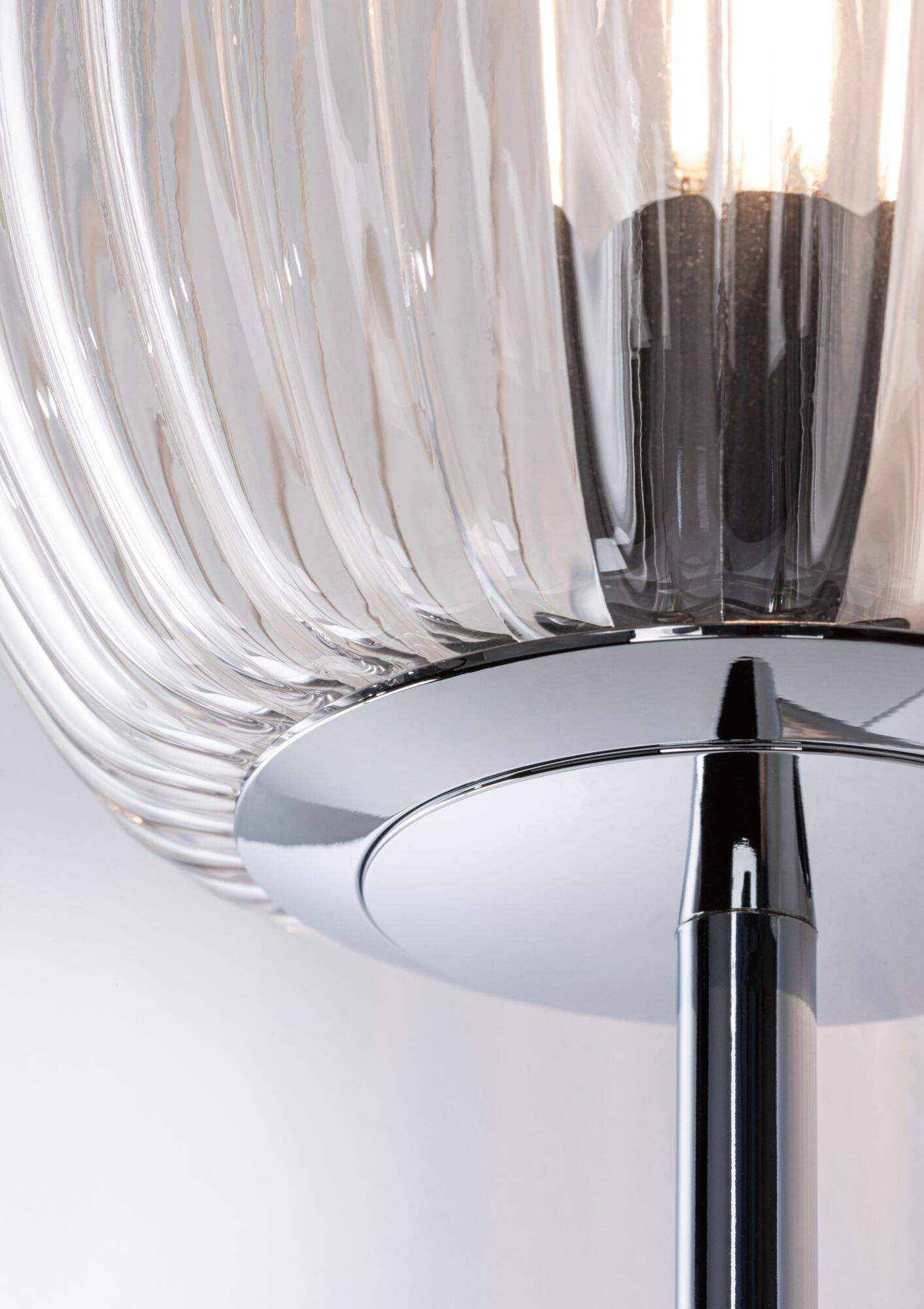 Moderner Stehleuchter mit klarem geripptem Glas und verchromtem Metallfuß für stilvolle Beleuchtung