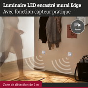 Luminaire LED encastré mural Edge avec capteur de mouvement et zone de détection de 2 m dans un couloir moderne