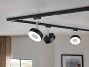 Schwarzes LED-Schienensystem mit drei runden, dimmbaren Deckenstrahlern aus Metall für Wohnräume.