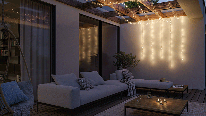 Bunte Lichterkette auf Terrasse