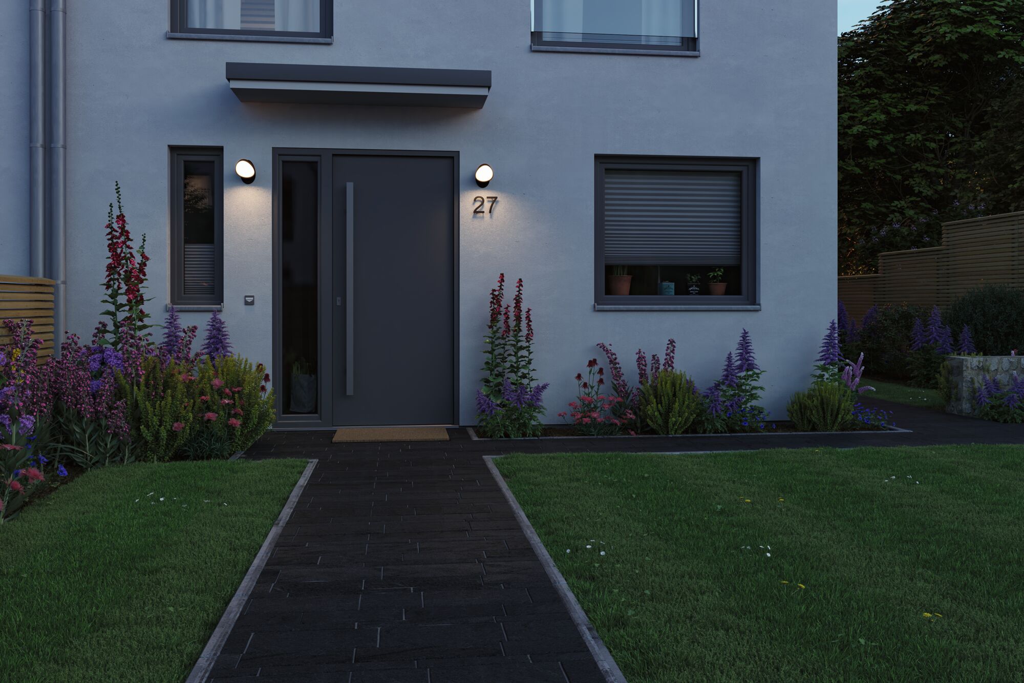 Moderne Hausfassade mit grauer Tür und zwei runden Außenwandleuchten in warmweißem Licht.