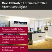 Moderne weiße Küche mit smarten MaxLED Lichtstreifen und Zigbee-kompatibler Steuerung für dimmbares Licht