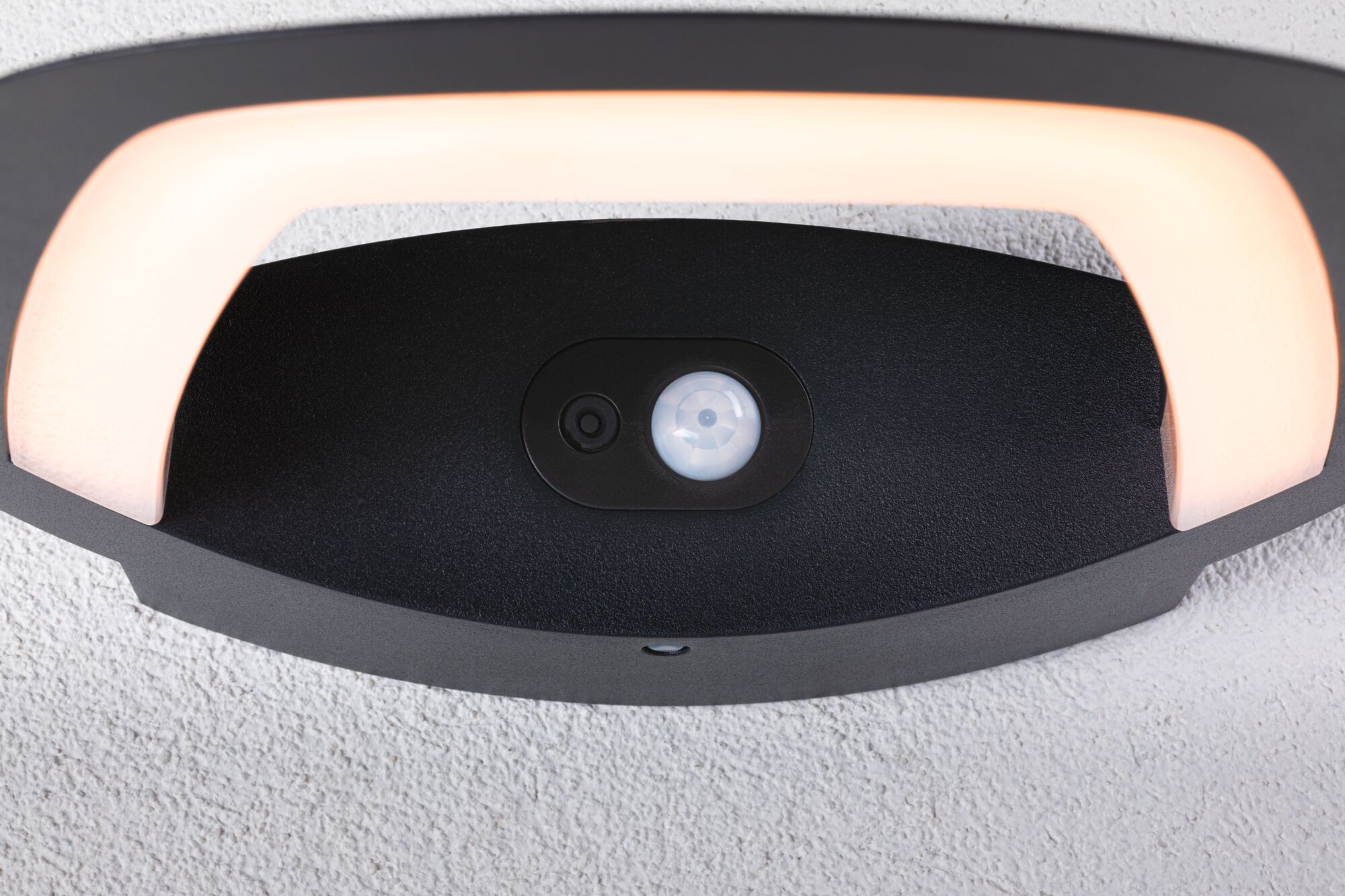 Zwarte LED-wandlamp met warm wit licht en ingebouwde bewegingssensor voor buitengebruik