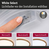Finger stellt Lichtfarbe bei Deckenleuchte mit Holzrand auf Warmweiß, Neutralweiß oder Tageslichtweiß ein