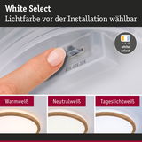 Finger stellt Lichtfarbe bei Deckenleuchte mit Holzrand auf Warmweiß, Neutralweiß oder Tageslichtweiß ein