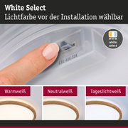 Finger stellt Lichtfarbe an weißem LED-Leuchtmittel mit Holzrand ein, wählbare Farbtemperatur