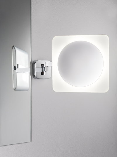 Miroir mural moderne avec bras chromé réglable et éclairage LED blanc pour salle de bain.