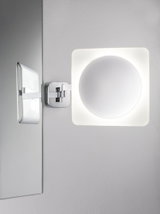 Moderne wandspiegel met verstelbare chromen arm en witte LED-verlichting voor badkamer.