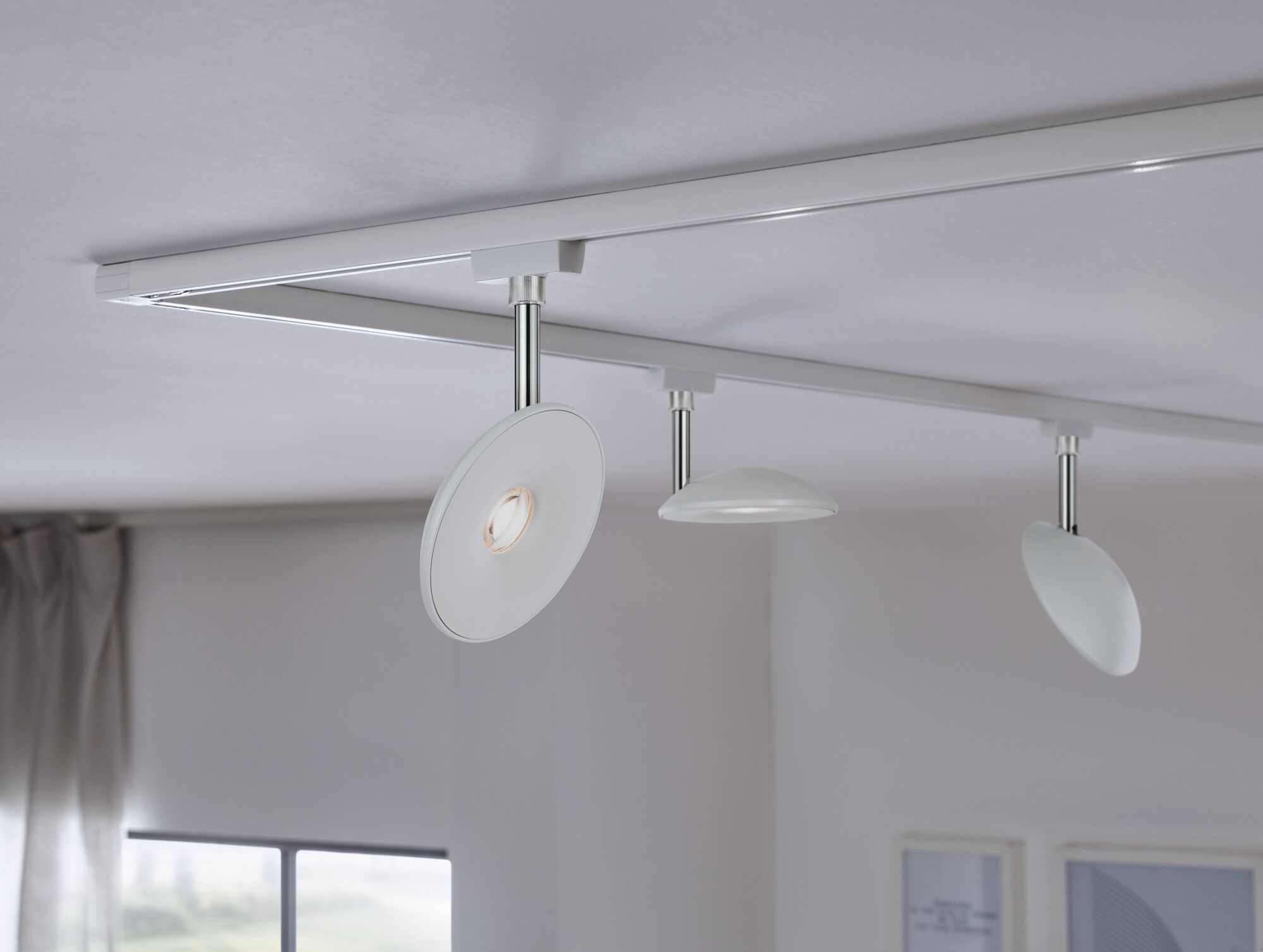 Weiße LED-Deckenleuchte mit drei verstellbaren runden Leuchtköpfen aus Metall für moderne Raumbeleuchtung