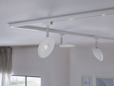 Weiße LED-Deckenleuchte mit drei verstellbaren runden Leuchtköpfen aus Metall für moderne Raumbeleuchtung