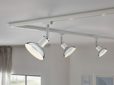 Drei weiße LED-Deckenstrahler mit verchromten Details an weißer Schiene für moderne Raumbeleuchtung