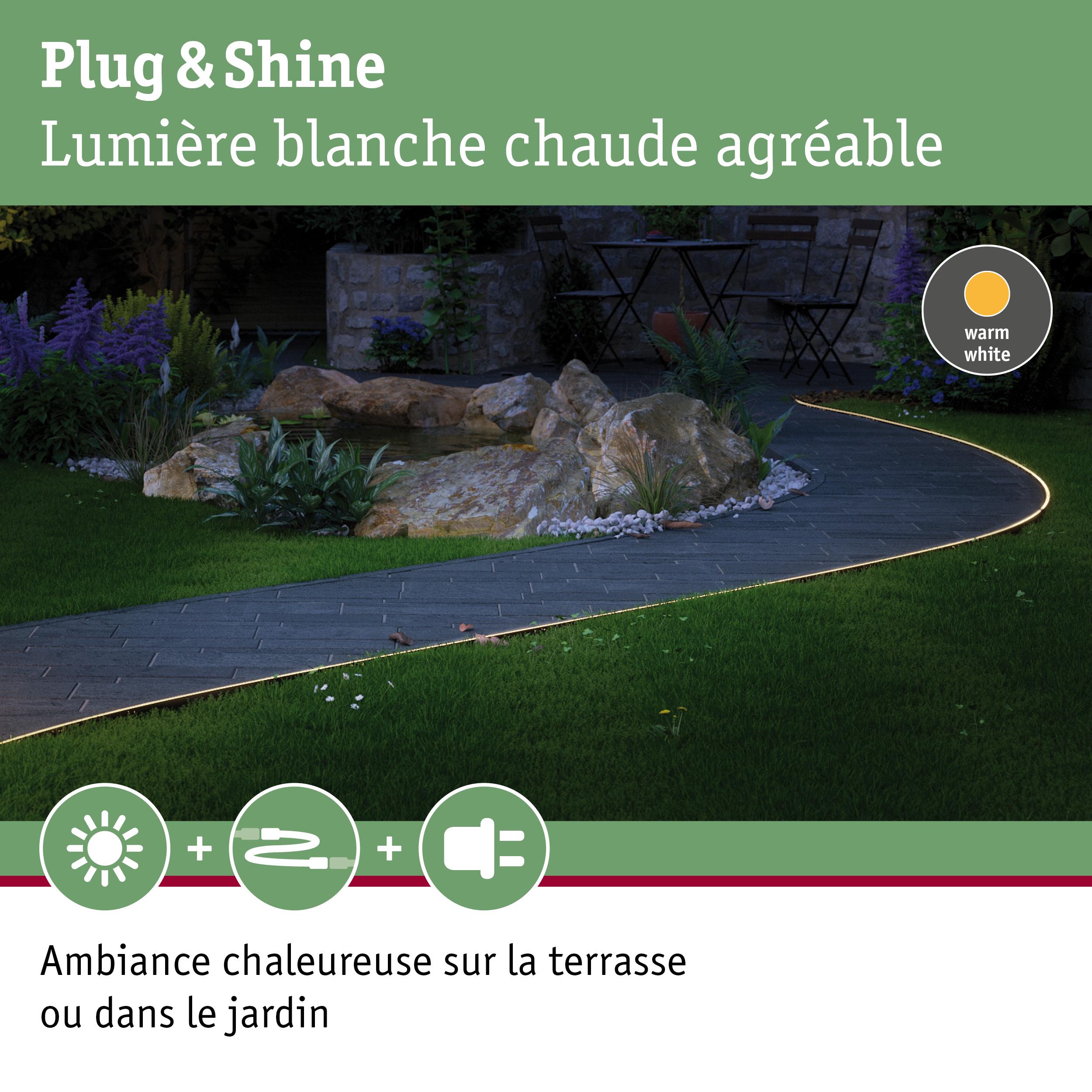 Chemin de jardin éclairé par bande LED blanc chaud pour ambiance terrasse et jardin
