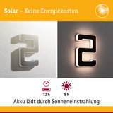 Solarbetriebene Hausnummer 2 aus Kunststoff in Weiß und Schwarz mit LED-Beleuchtung und Akku-Laufzeit.