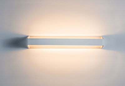 Moderne weiße LED-Wandleuchte aus Metall mit warmweißem Licht für stilvolle Innenräume