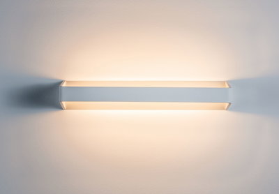 Moderne weiße LED-Wandleuchte aus Metall mit warmweißem Licht für stilvolle Innenräume