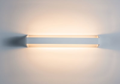 Moderne weiße LED-Wandleuchte aus Metall mit warmweißem Licht für stilvolle Innenräume
