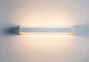 Moderne weiße LED-Wandleuchte aus Metall mit warmweißem Licht für stilvolle Innenräume