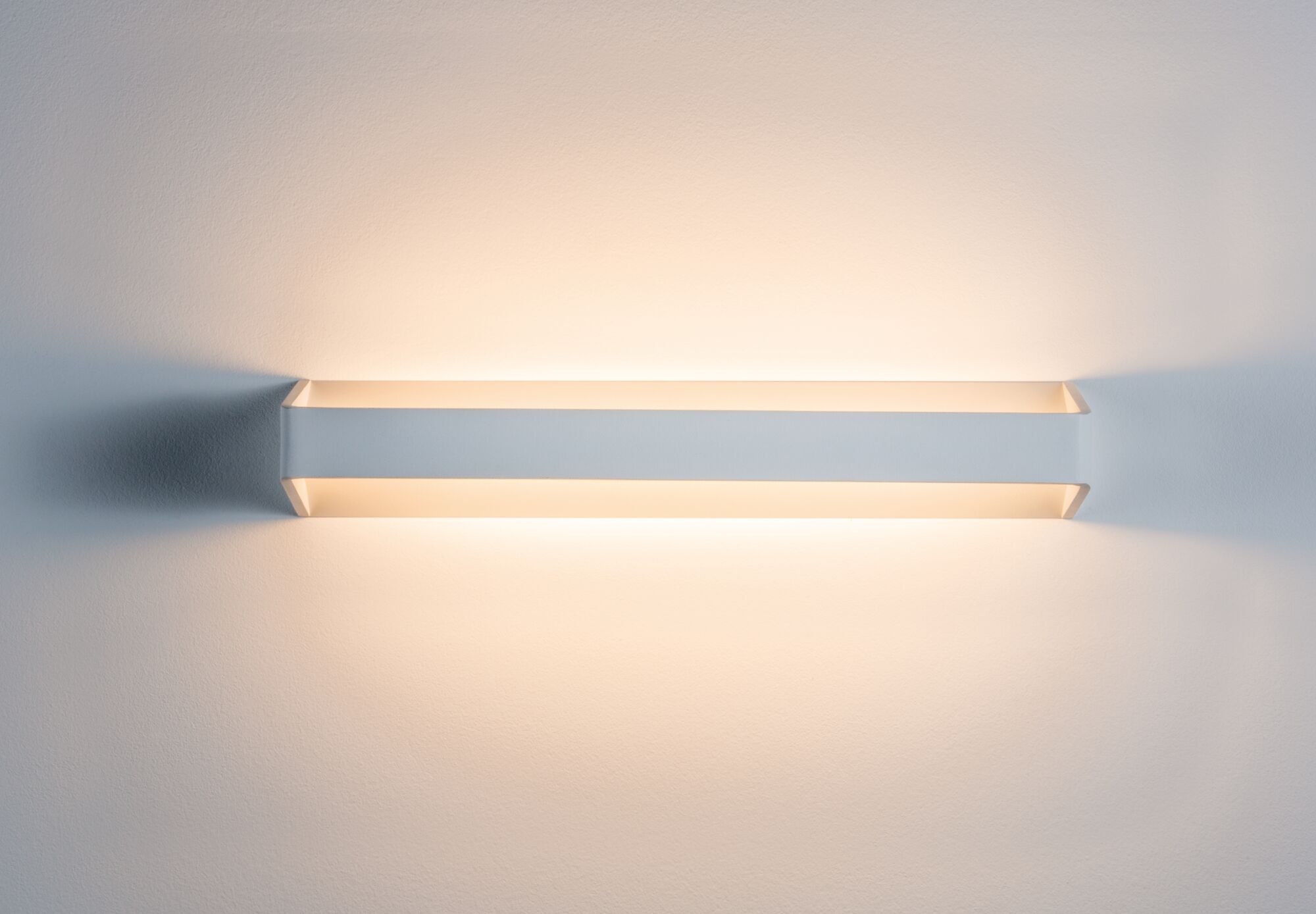 Moderne weiße LED-Wandleuchte aus Metall mit warmweißem Licht für stilvolle Innenräume