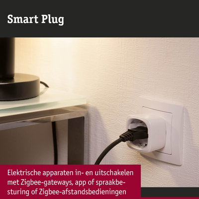 Witte slimme stekker in stopcontact met zwarte kabel, bedienbaar via Zigbee-gateway en app