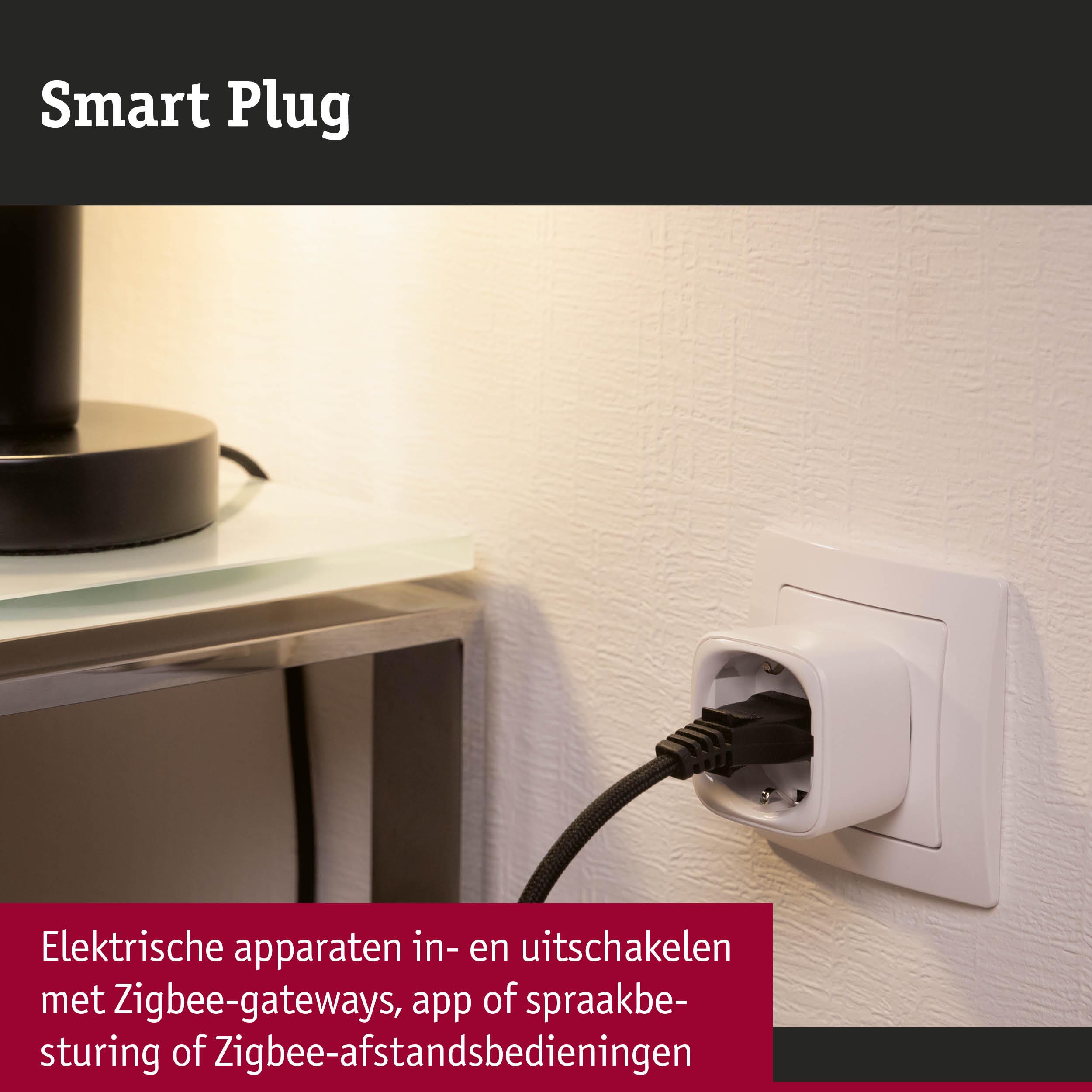 Witte slimme stekker in stopcontact met zwarte kabel, bedienbaar via Zigbee-gateway en app