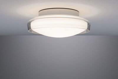 Subtiele plafondlamp met wit glas en transparante rand voor moderne verlichting.
