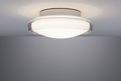 Plafonnier discret en verre blanc avec bord transparent pour un éclairage moderne.