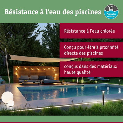 Éclairage extérieur résistant à l'eau de piscine avec lumière chaude sur terrasse moderne au bord de la piscine