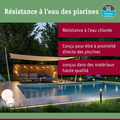 Éclairage extérieur résistant à l'eau de piscine avec lumière chaude sur terrasse moderne au bord de la piscine