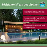 Éclairage extérieur résistant à l'eau de piscine avec lumière chaude sur terrasse moderne au bord de la piscine