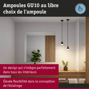 Suspensions noires modernes avec ampoules LED GU10 dans un intérieur minimaliste avec accents en bois