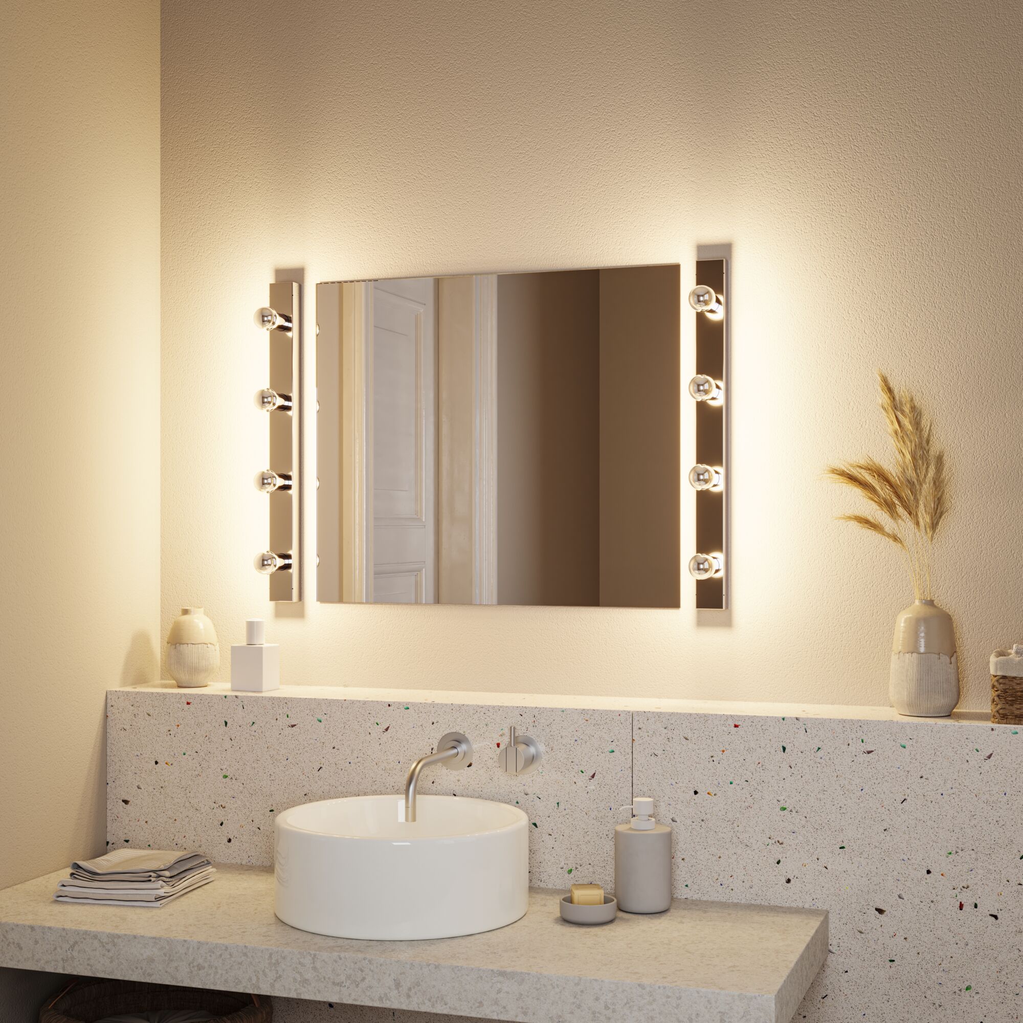 Modernes Badezimmer mit runder weißen Keramikwaschschale und beleuchtetem Spiegel mit LED-Leuchten.