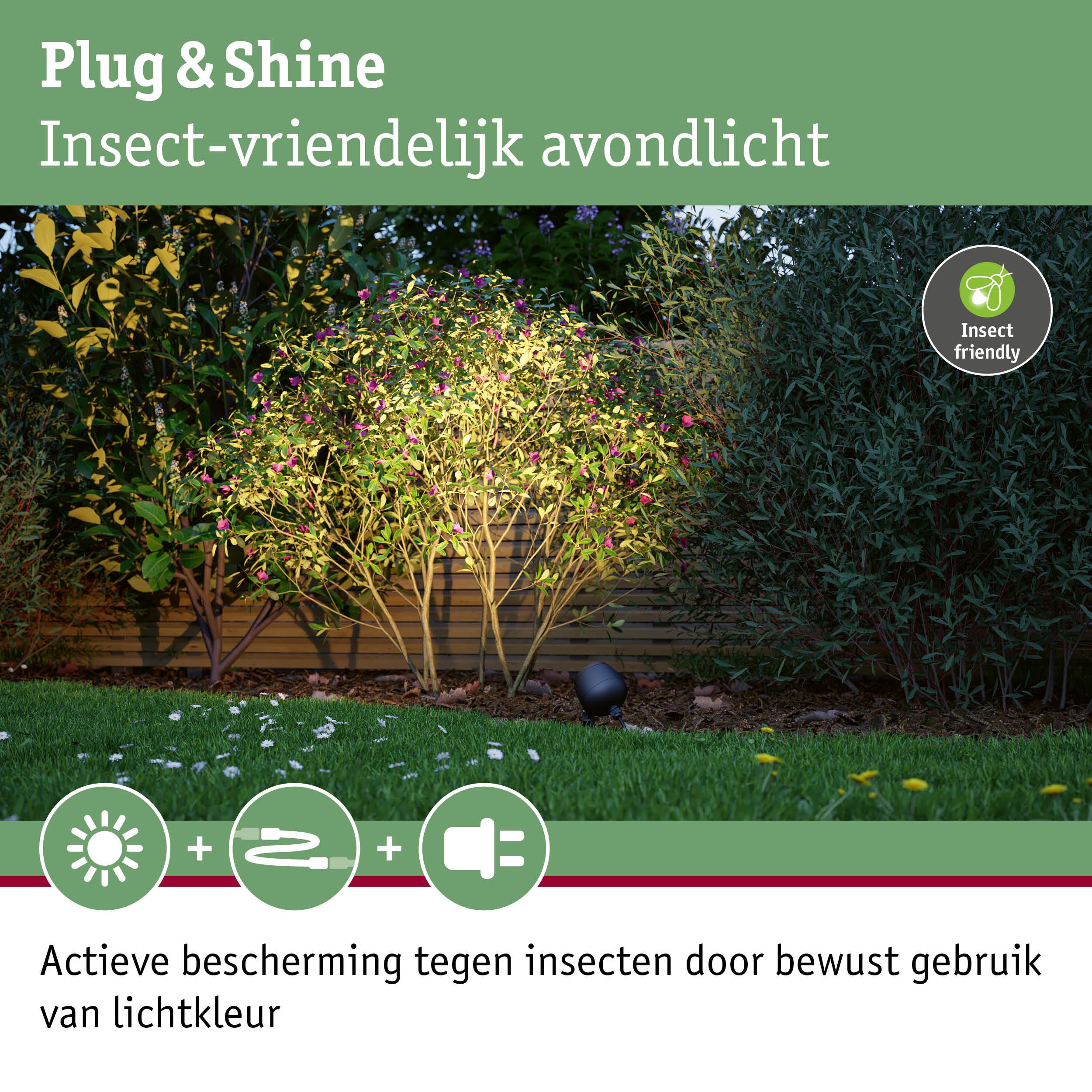 Insectvriendelijke tuinspot met warm wit LED-licht dat groene struiken 's avonds verlicht