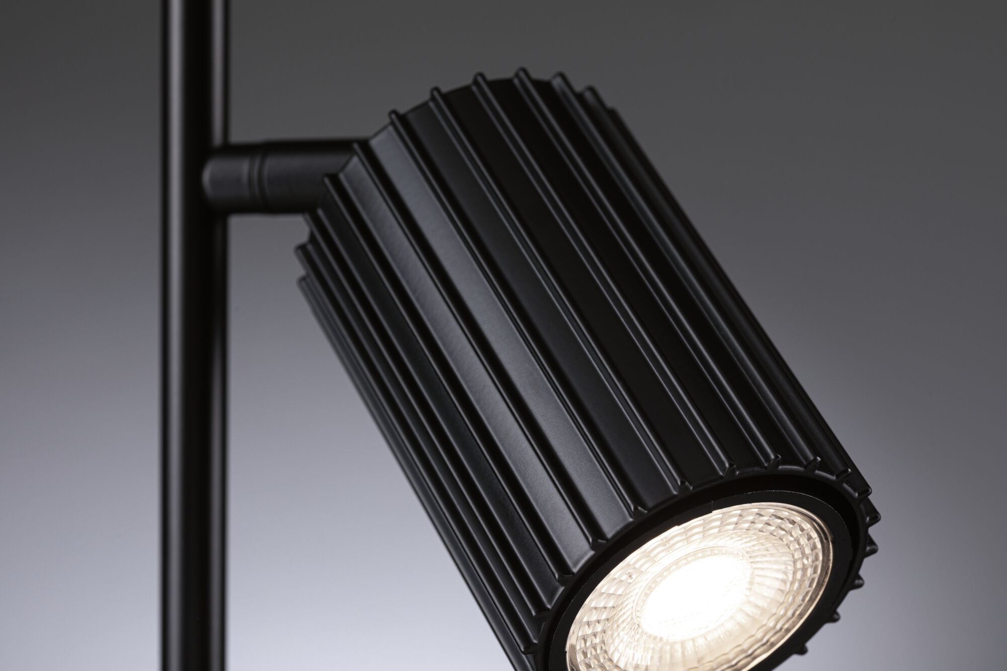 Schwarzer Aluminium-LED-Strahler mit geriffeltem Gehäuse für moderne Innenbeleuchtung