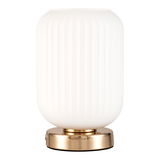 Moderne bordlampe med hvid ribbet glas og guldfarvet metalfod til elegant belysning